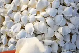 冻饺子怎么煮，用冷水还是开水？教你正确做法，饺子不破皮不露馅图片