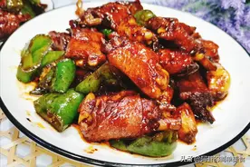 新鲜仔姜烧鸭翅，加瓶啤酒是关键，提鲜去腥，咸香味美图片