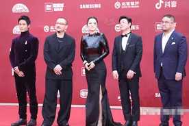 北影红毯本来以为巩俐气场很强了，直到看到69岁的刘晓庆我沉默了图片