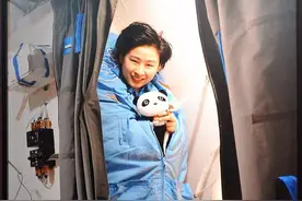 在飞船中女宇航员如何保证隐私，洗澡时怎么办？图片