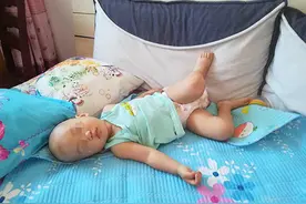 孩子睡觉不踏实，总喜欢翻身、打滚？这四个原因家长要尽早了解图片