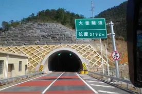 老司机开“高速隧道”为啥都不走右车道？看完缘由，替新手捏把汗图片