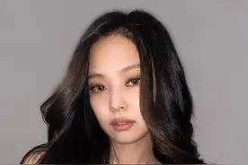 韩星今夏染回巧克力系深发色！LISA纯黑、JISOO闷青色超魅惑图片