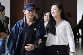 李连杰真老了不少，穿休闲装一脸皱纹，旁边21岁女儿身高也超过他图片