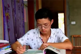 父母双盲，没用过手机的贫困男孩，高考却以总分685考上清华图片