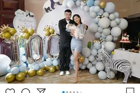 何雯娜为女儿庆百日打扮精致 与老公幸福合影心情不错图片