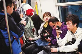 地铁上农民工大叔靠在美女肩上睡觉，美女的举动让网友竖起大拇指图片