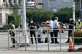 既可怜又可悲！下跪少校污辱“台军”军服，士气低迷随时准备投降图片