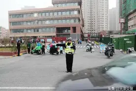 非机动车有了专属等候区 机动车即停即离效率高 天津市第三中学附属小学门前更顺畅了！图片