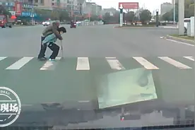 江西九江：老人过马路步履蹒跚，16岁少年毫不犹豫，俯身背起了他图片