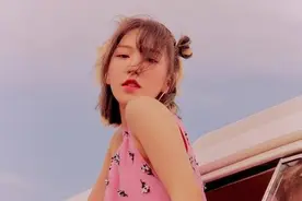 Wendy孙胜完受伤后首次行程，4月读书节目阅读《爱丽丝梦游仙境》图片