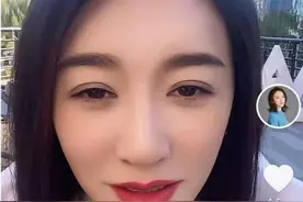 45岁李小冉罕见晒自拍！皮肤白到发光惹人羡，穿大衣干练又霸气图片