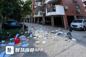 太吓人！福州河滨花园一住户向下抛掷木椅、电脑等物品，现场一片狼藉图片