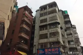 厨房下水道污水漫溢，父亲与楼上沟通无果，用水泥封地漏引众怒图片