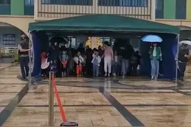 这可能是你见过最大号的“雨伞”图片