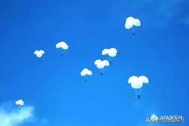特种兵跳伞，你看过几种？图片