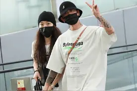 王斯然真自信，学老公GAI穿嘻哈风，但颜色没配好，反而显得腿短图片