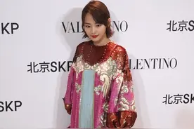 张嘉倪真懂时尚，“妈妈风”印花裙拼接鸵鸟毛，穿出精致少女感图片