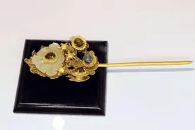 老太太拿祖传金钗去鉴定，专家看金钗上5个字，连忙问母亲是谁图片