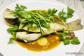 清蒸鲈鱼时，不要直接上锅蒸，牢记2个小技巧，鲈鱼鲜嫩更入味图片