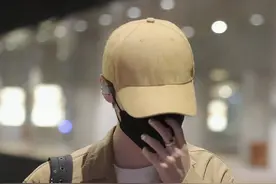 鹿晗卡其色工装套装搭白色印花T恤，简约帅气，彰显高级质感图片
