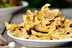 炸蘑菇时，裹淀粉还是面粉？教你正确挂糊比例，酥脆入味不回软图片