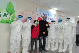 武汉战疫日记丨赵大哥出院后，我看到他的枕头上端正放着一个药盒图片