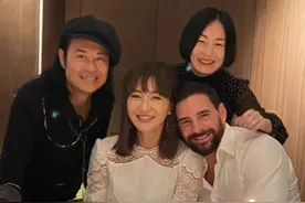 周汶锜庆46岁生日与出轨丈夫同场亲密合照，两个混血儿子献吻祝福图片
