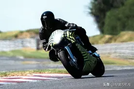 售价高达10万英镑摩托车 阿斯顿马丁AMB 001开始赛道测试图片