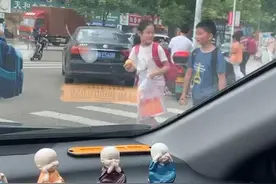 妈妈接儿子放学，儿子却装作不认识，网友笑称：别坏了儿子的好事图片