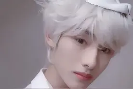 这才是真正的漫撕男！董思成黄旭熙银发绝世美颜，李易峰冷冽酷帅图片