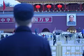 彻夜未眠！天安门民警守护国旗冉冉升起图片