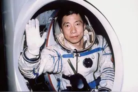 太空多危险？杨利伟：听到神秘击打声，舷窗裂缝，五脏快要破裂图片