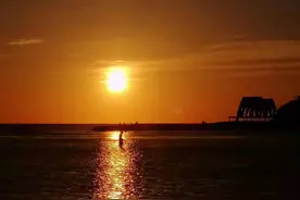 欣赏日出日落的最佳地方——海南东方市鱼鳞洲风景区海滩图片