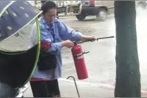 前方遇燃烧液化气罐 湘潭一女公交司机拿出灭火器帮助灭火图片