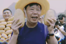摆脱贫困丨惊呆！这位大叔竟在人民大会堂“卖土豆”图片
