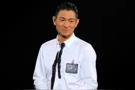 疯狂追刘德华20年的铁杆粉丝，为了见到偶像不惜逼自己父亲卖血图片