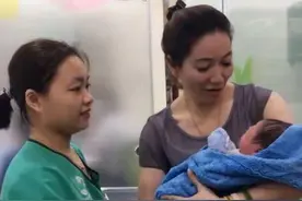 “最美外婆”火了，产房外成关注焦点，老人：别看我，看我孙子图片
