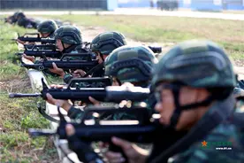 枪枪命中丨武警特战队员快速射击弹无虚发图片