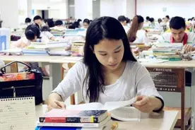儿子上了大学才知道，妈妈从小到大一直在骗他，老师说的才是对的图片