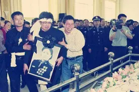 任长霞40岁牺牲时，唯一的儿子年仅17岁，如今成为光荣的人民警察图片