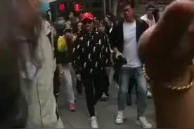 65岁刘晓庆回老家，表情严肃显不耐烦？众人欢呼簇拥引交通堵塞图片