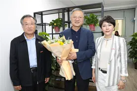 西安翻译学院董事长丁晶赴商学院走访慰问图片