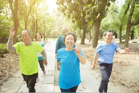 走路锻炼的好处太多了！调查发现：除了降血压，还对3种病有益图片