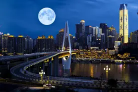 今天晚上的月亮超级大，超级圆，城市都变得渺小起来图片