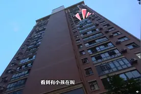 湖北大冶一4岁女孩从20楼悬空爬至18楼图片