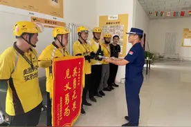 英勇救火！五原外卖小哥获赠锦旗图片