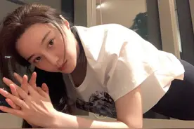 知名女星晒素颜，穿“无痕裤”秀性感臀线，真替李晨感到后悔图片