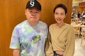 岳云鹏带家人聚餐！老婆郑敏素颜白到亮眼，遇路人亲切合影没架子图片
