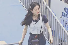 太辛苦？赵丽颖录制《中餐厅》路透，坐在路边双手扶腰表情很痛苦图片